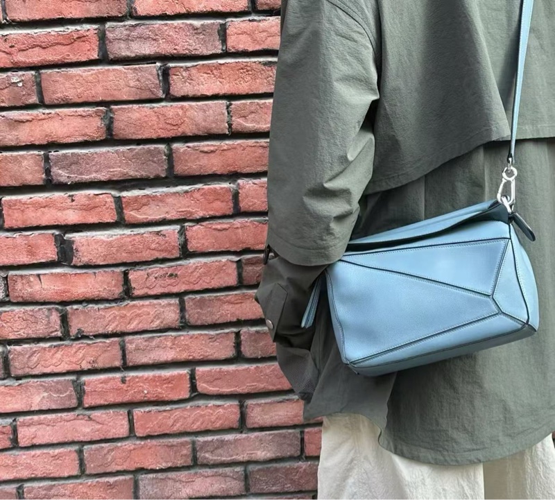 loewe 藍色牛皮puzzle 24*16*10 98新塵袋-0