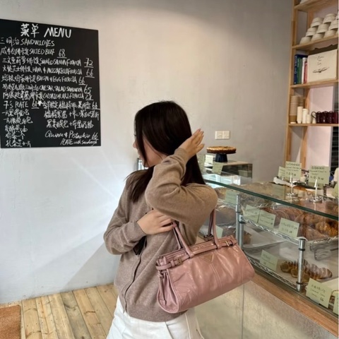 PRADA 粉色金扣soft肩背斜背包26*14*11 98新配件盒子塵袋