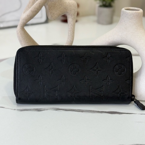 LV黑壓紋直式拉鍊長夾M62902  ✨最新晶片款