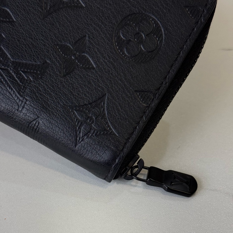 LV黑壓紋直式拉鍊長夾M62902 ✨最新晶片款-11