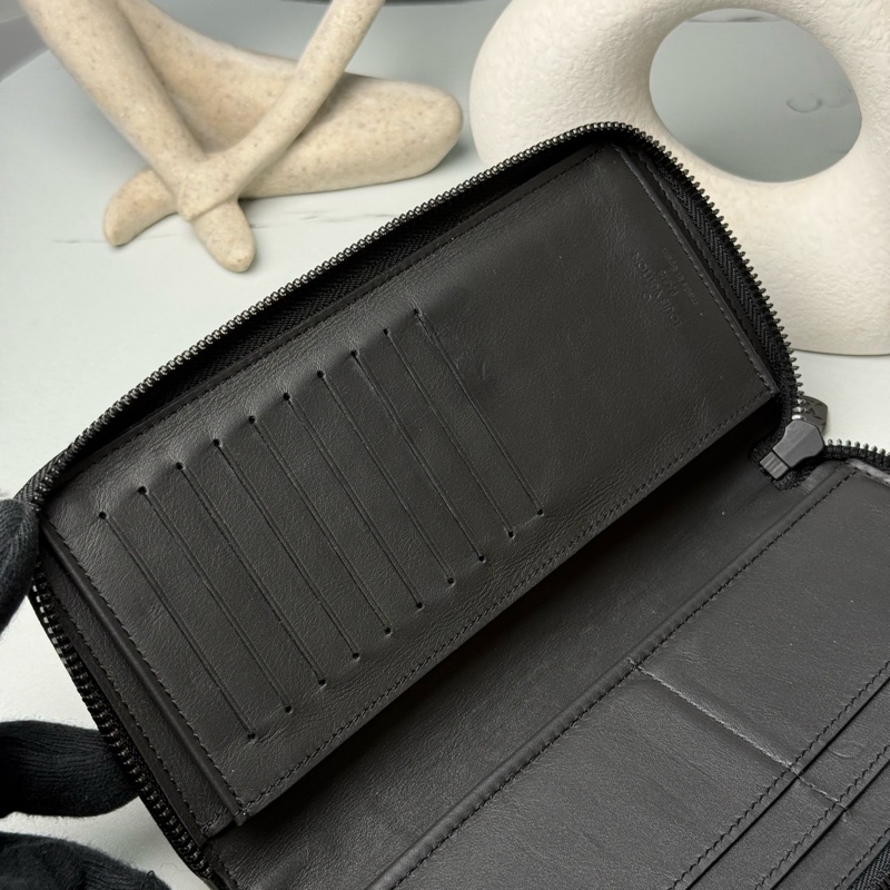 LV黑壓紋直式拉鍊長夾M62902 ✨最新晶片款-12
