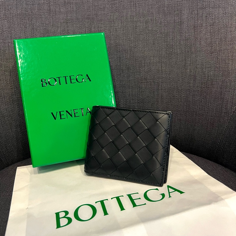 📢全新 低調耐用的經典熱銷款🖤Bottega Veneta BV新款中格牛皮編織八卡短夾 正品-0