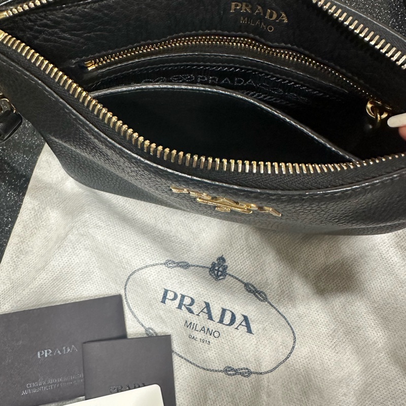 Prada 全牛皮斜背包-1