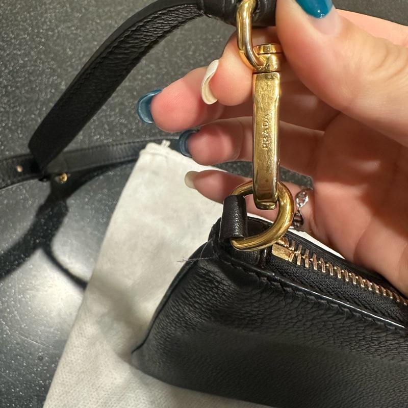 Prada 全牛皮斜背包-2