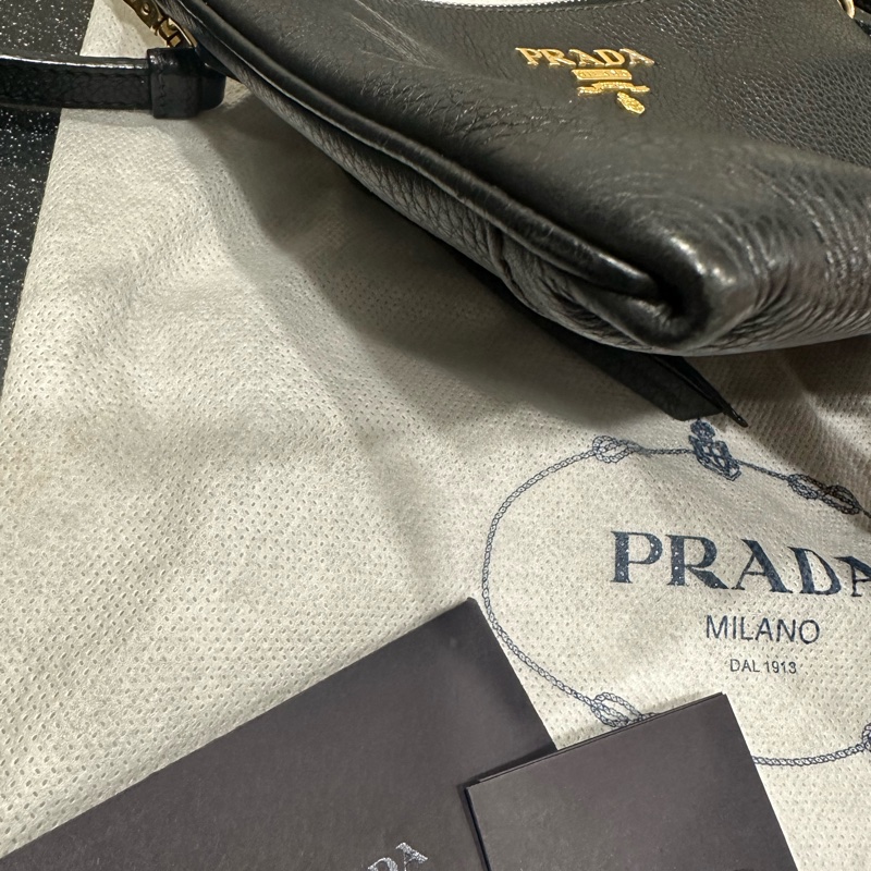 Prada 全牛皮斜背包-3