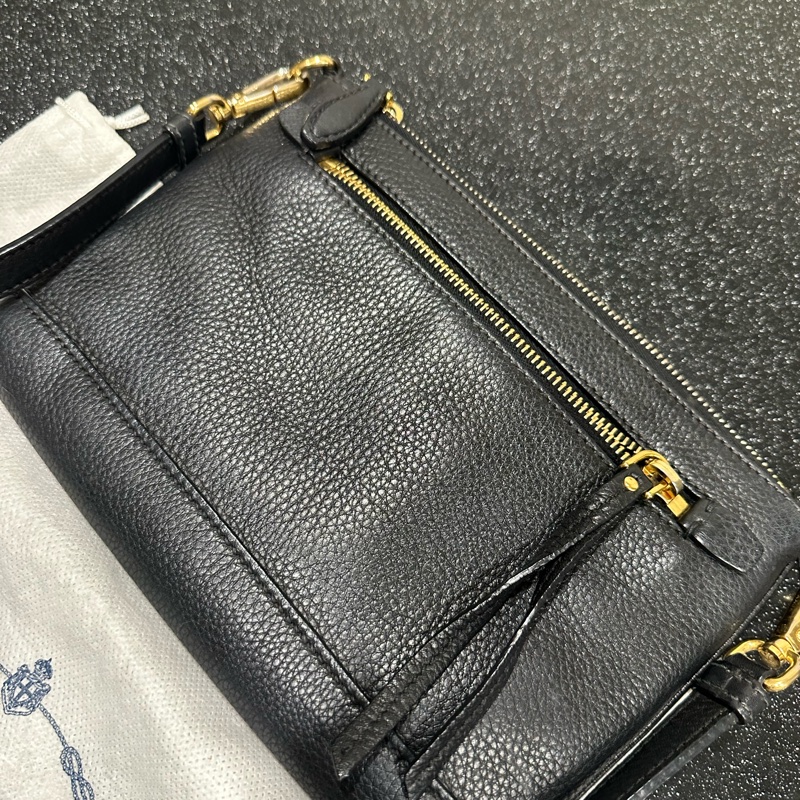Prada 全牛皮斜背包-6