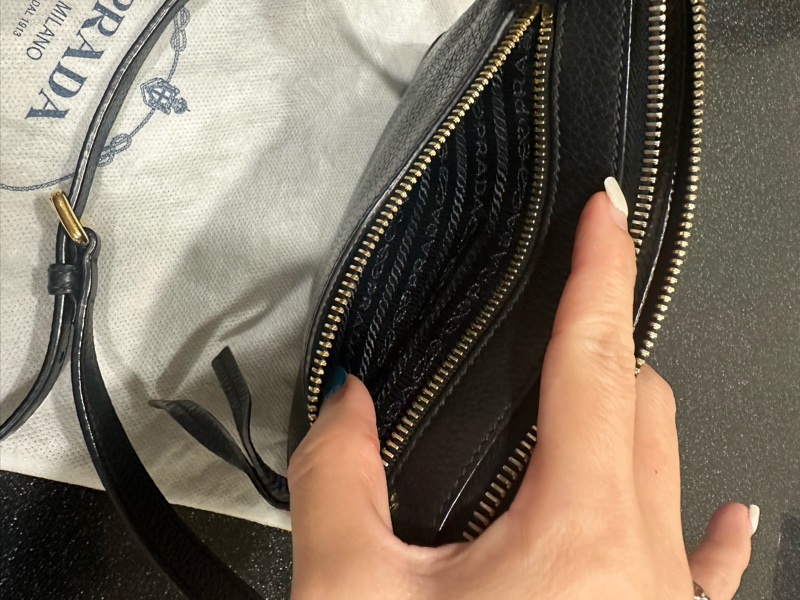 Prada 全牛皮斜背包-7