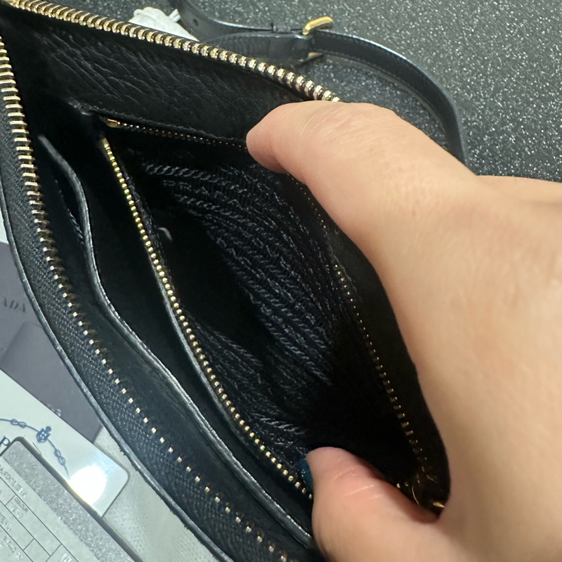 Prada 全牛皮斜背包-8