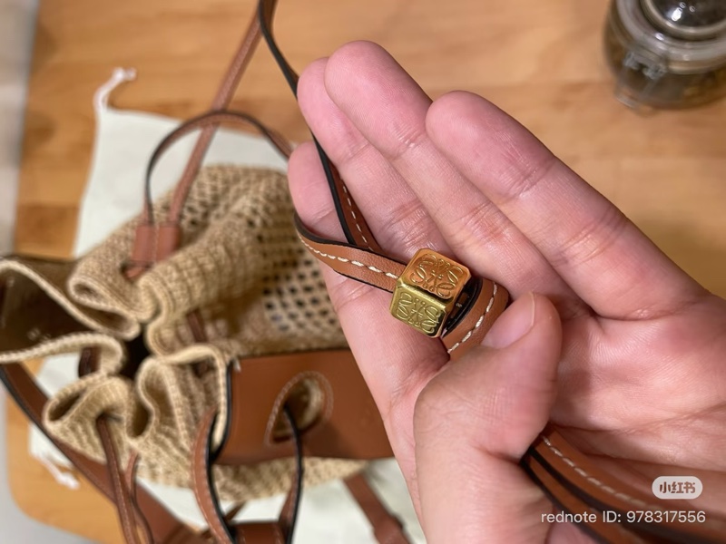 Loewe 中款草編水桶包-1