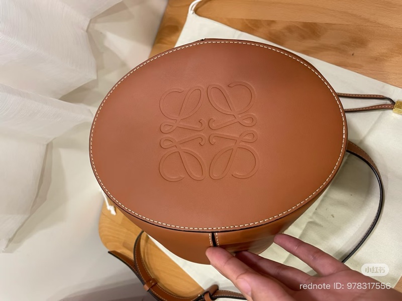 Loewe 中款草編水桶包-3