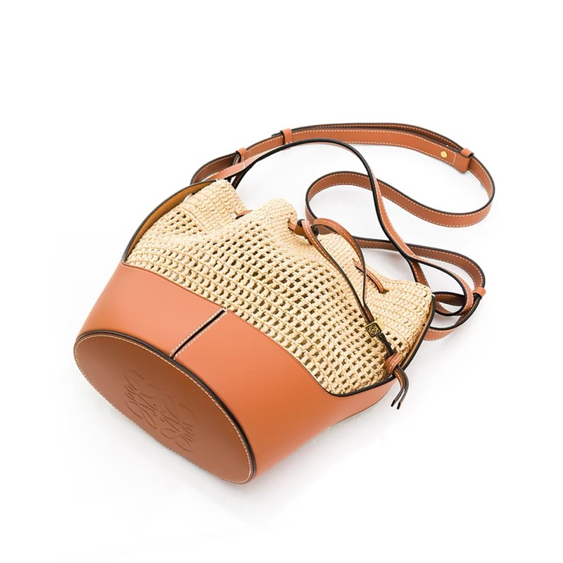 Loewe 中款草編水桶包-5