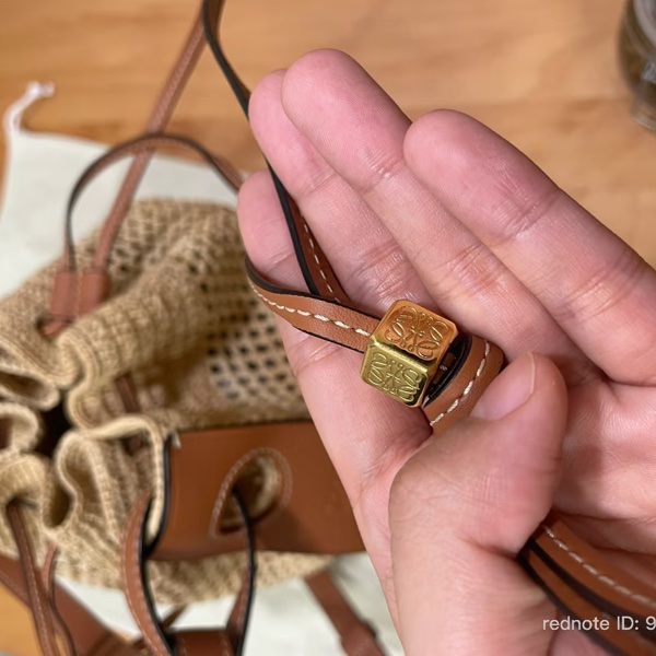 Loewe 中款草編水桶包-7