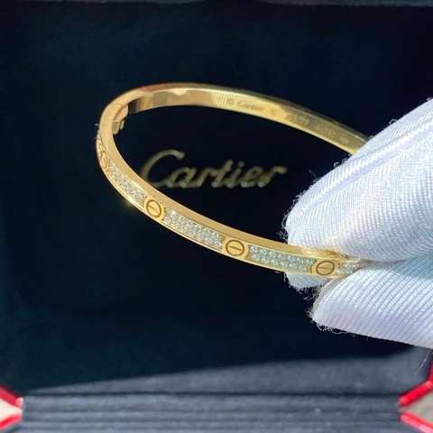 Cartier卡地亞Love系列黃金窄版滿鑽手鐲，2023年8月購入