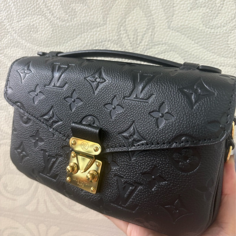 LV Pochette Métis East West 黑色壓紋小郵差包-0
