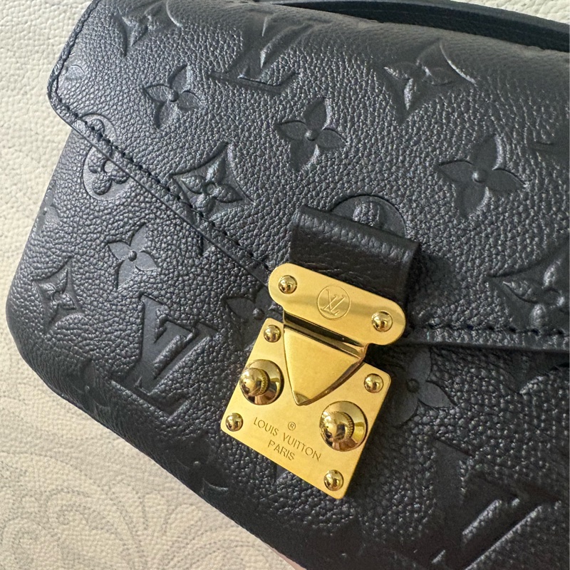 LV Pochette Métis East West 黑色壓紋小郵差包-1