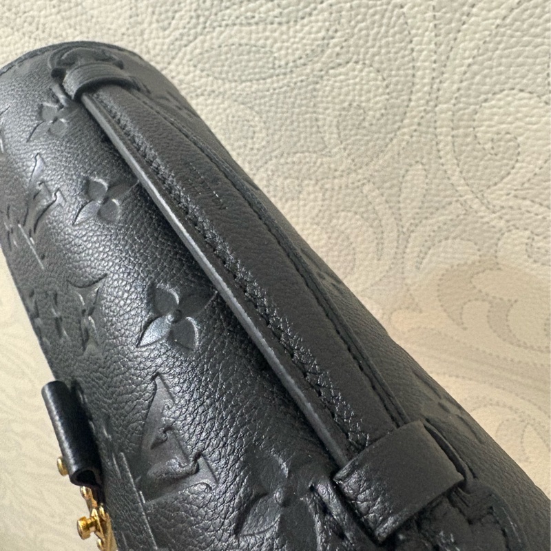 LV Pochette Métis East West 黑色壓紋小郵差包-2