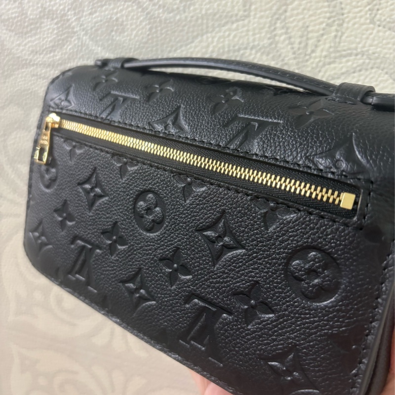 LV Pochette Métis East West 黑色壓紋小郵差包-3