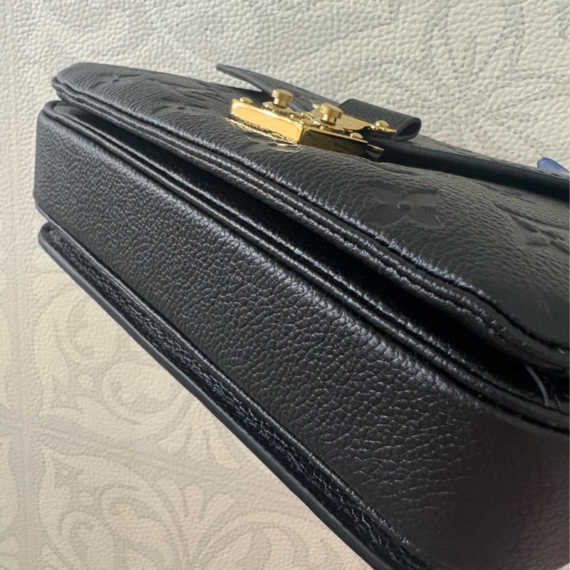 LV Pochette Métis East West 黑色壓紋小郵差包-4