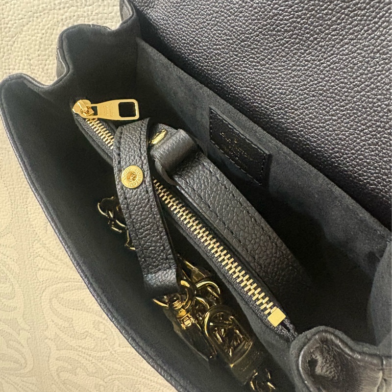 LV Pochette Métis East West 黑色壓紋小郵差包-5