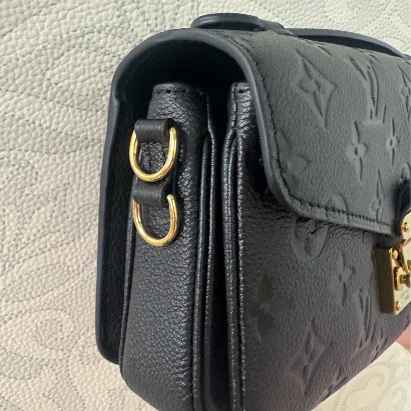 LV Pochette Métis East West 黑色壓紋小郵差包-6