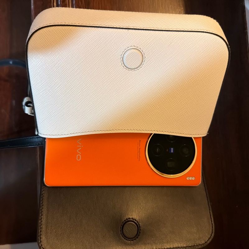 Prada Saffiano 皮革肩背包-12