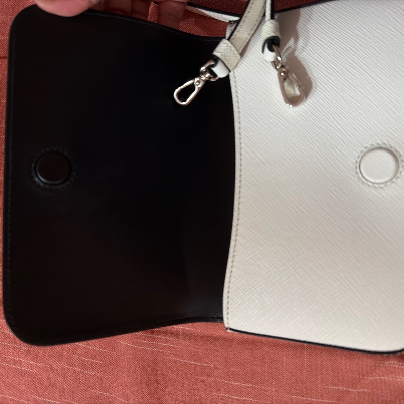 Prada Saffiano 皮革肩背包-14