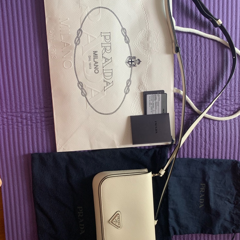 Prada Saffiano 皮革肩背包-16