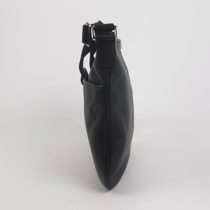 Loewe牛皮純色Logo壓紋拉鏈斜挎包-2