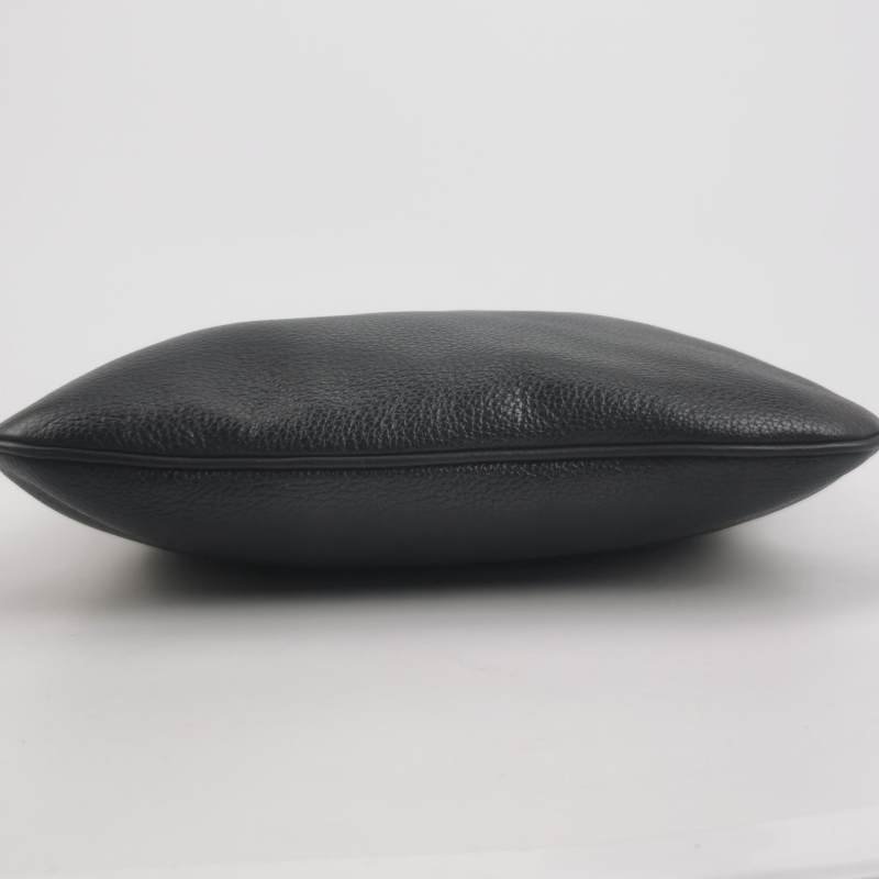 Loewe牛皮純色Logo壓紋拉鏈斜挎包-5