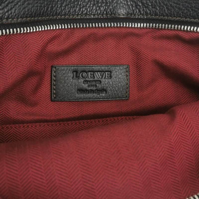 Loewe牛皮純色Logo壓紋拉鏈斜挎包-7