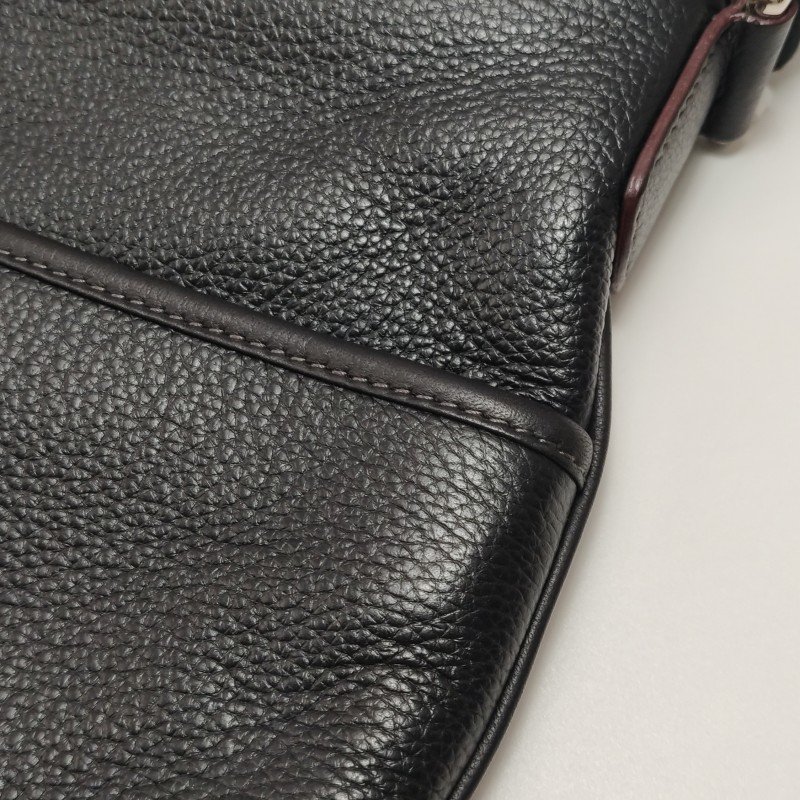 Loewe牛皮純色Logo壓紋拉鏈斜挎包-8