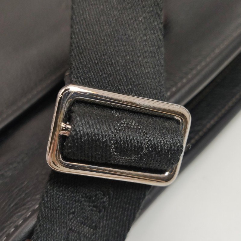 Loewe牛皮純色Logo壓紋拉鏈斜挎包-9