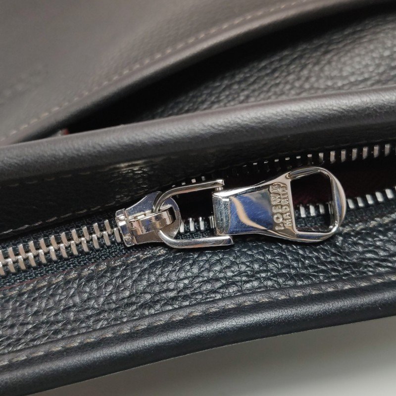 Loewe牛皮純色Logo壓紋拉鏈斜挎包-10