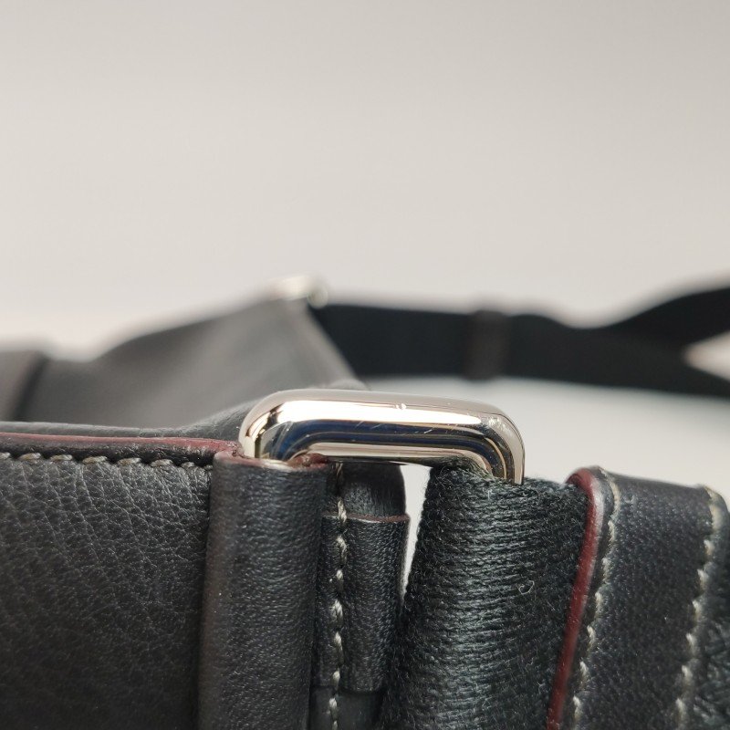 Loewe牛皮純色Logo壓紋拉鏈斜挎包-11