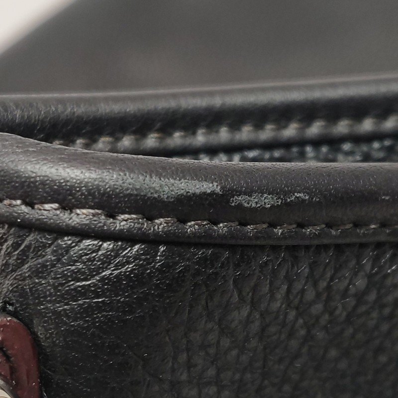 Loewe牛皮純色Logo壓紋拉鏈斜挎包-13