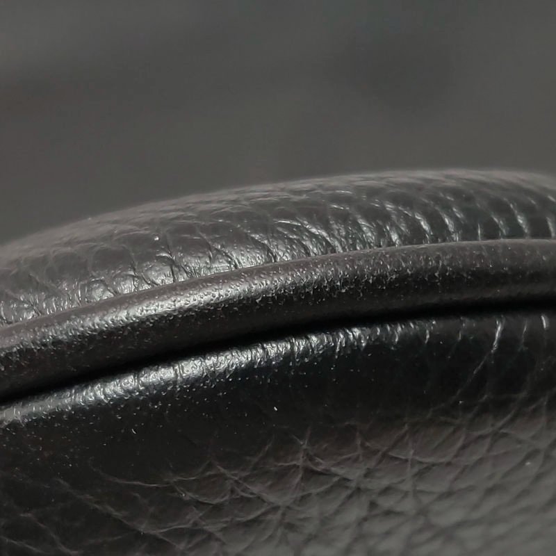 Loewe牛皮純色Logo壓紋拉鏈斜挎包-14