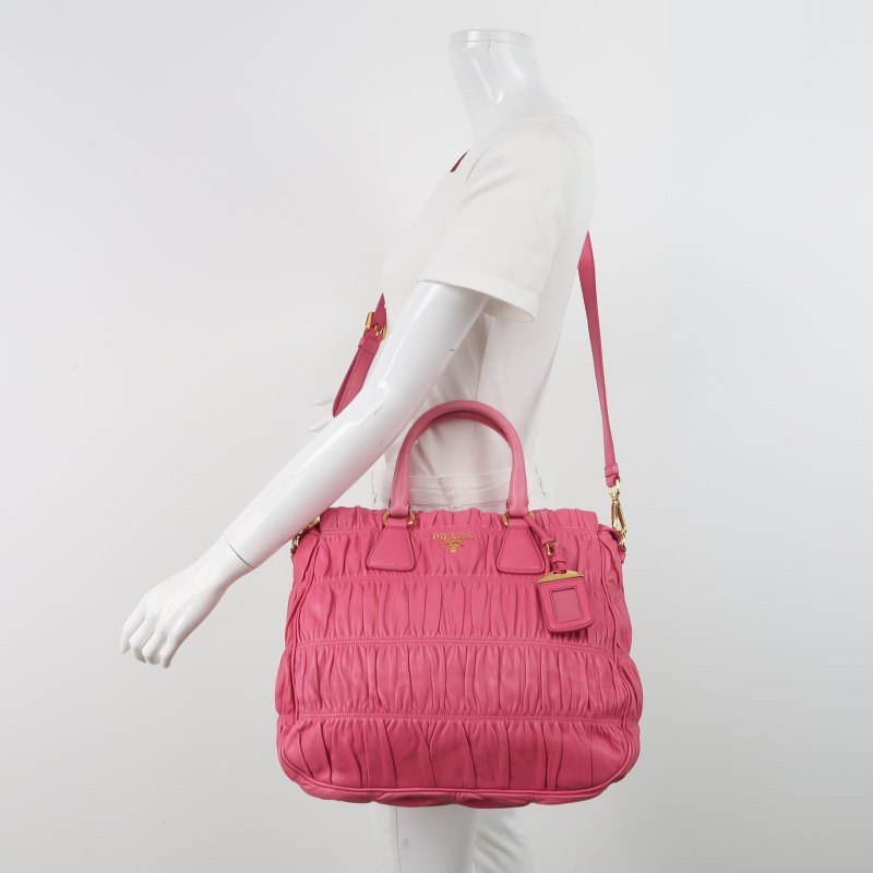 Prada Gaufire羊皮純色字母Logo褶皺斜挎包單肩包-1