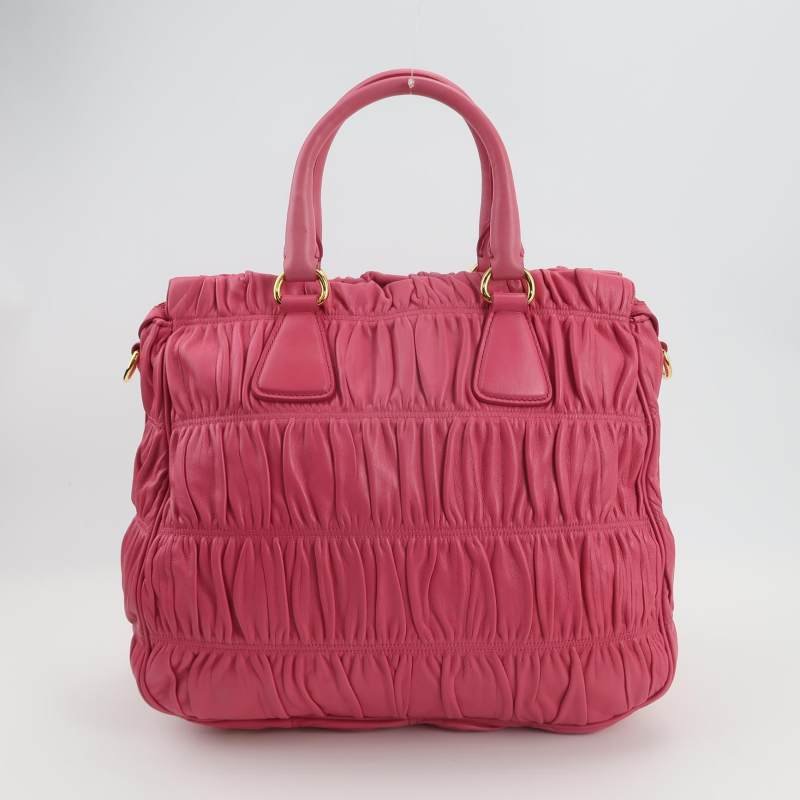 Prada Gaufire羊皮純色字母Logo褶皺斜挎包單肩包-4