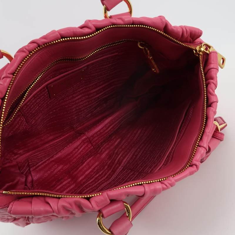 Prada Gaufire羊皮純色字母Logo褶皺斜挎包單肩包-5