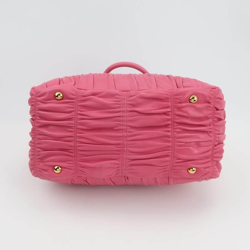 Prada Gaufire羊皮純色字母Logo褶皺斜挎包單肩包-6