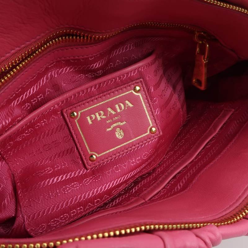 Prada Gaufire羊皮純色字母Logo褶皺斜挎包單肩包-7