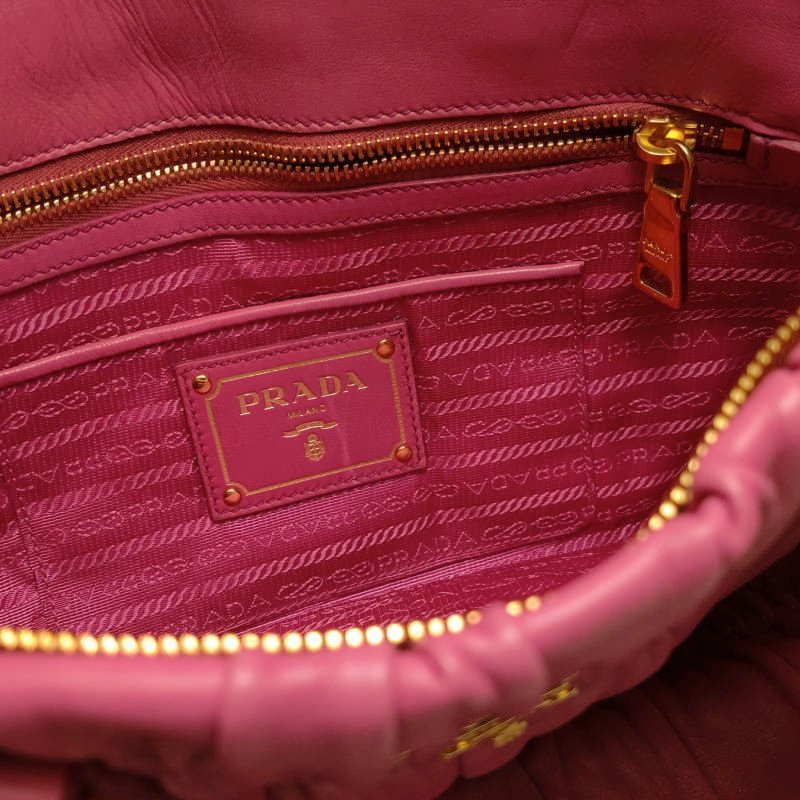 Prada Gaufire羊皮純色字母Logo褶皺斜挎包單肩包-9