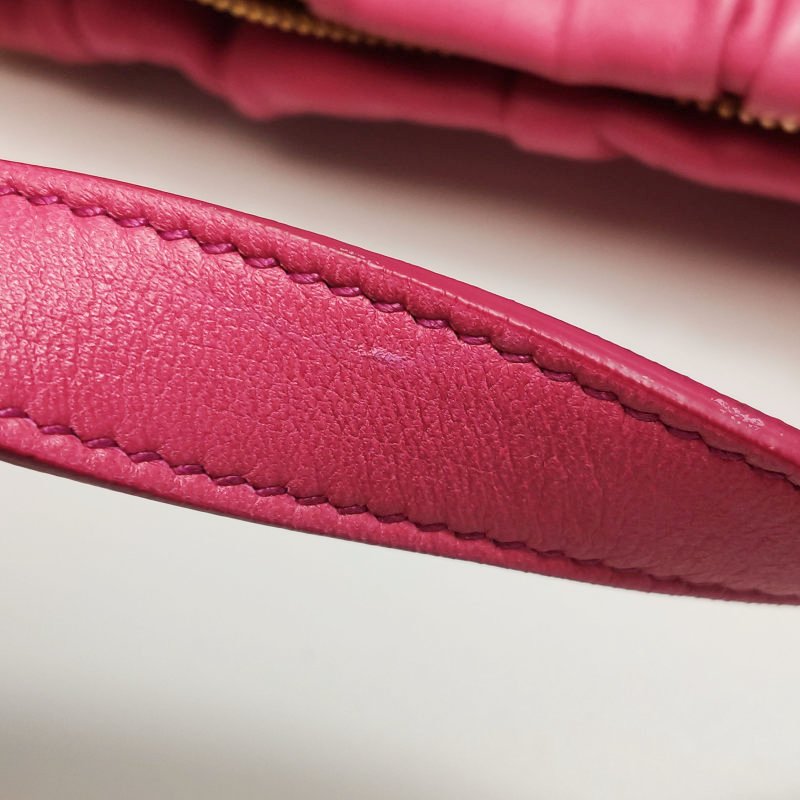 Prada Gaufire羊皮純色字母Logo褶皺斜挎包單肩包-10