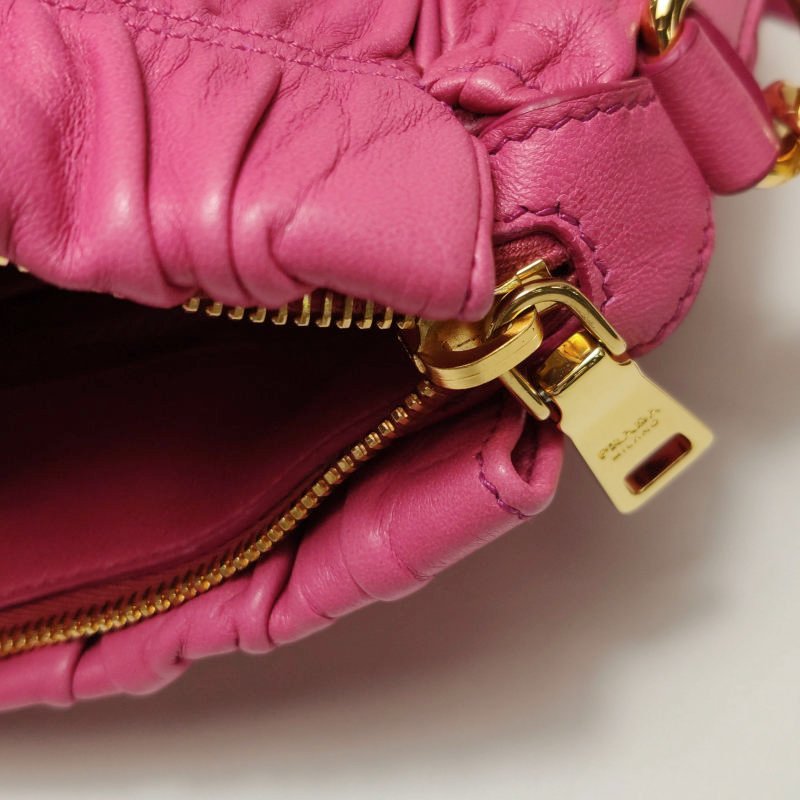 Prada Gaufire羊皮純色字母Logo褶皺斜挎包單肩包-11