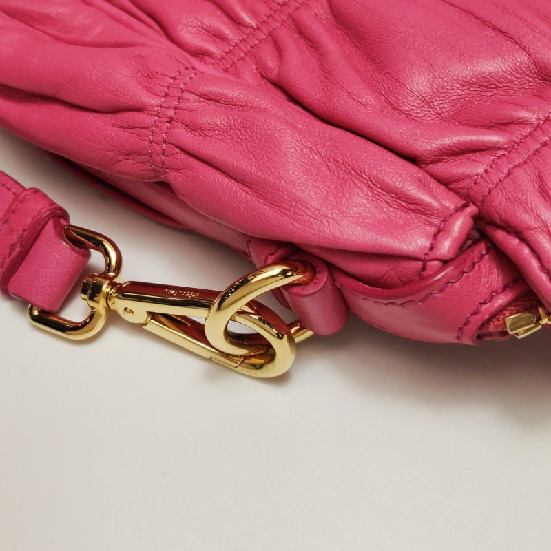 Prada Gaufire羊皮純色字母Logo褶皺斜挎包單肩包-12