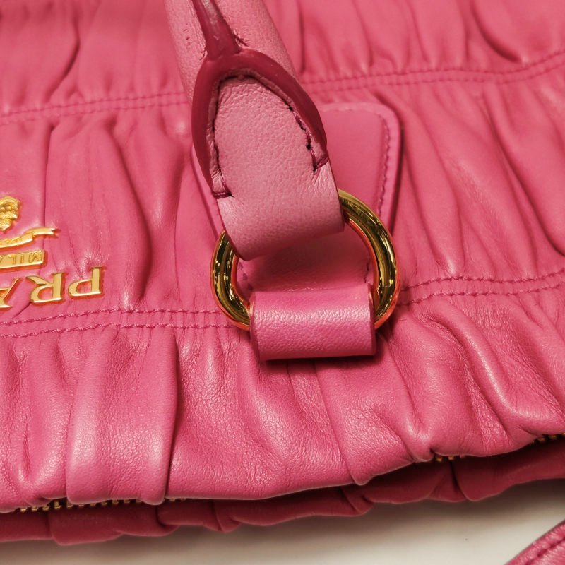 Prada Gaufire羊皮純色字母Logo褶皺斜挎包單肩包-13