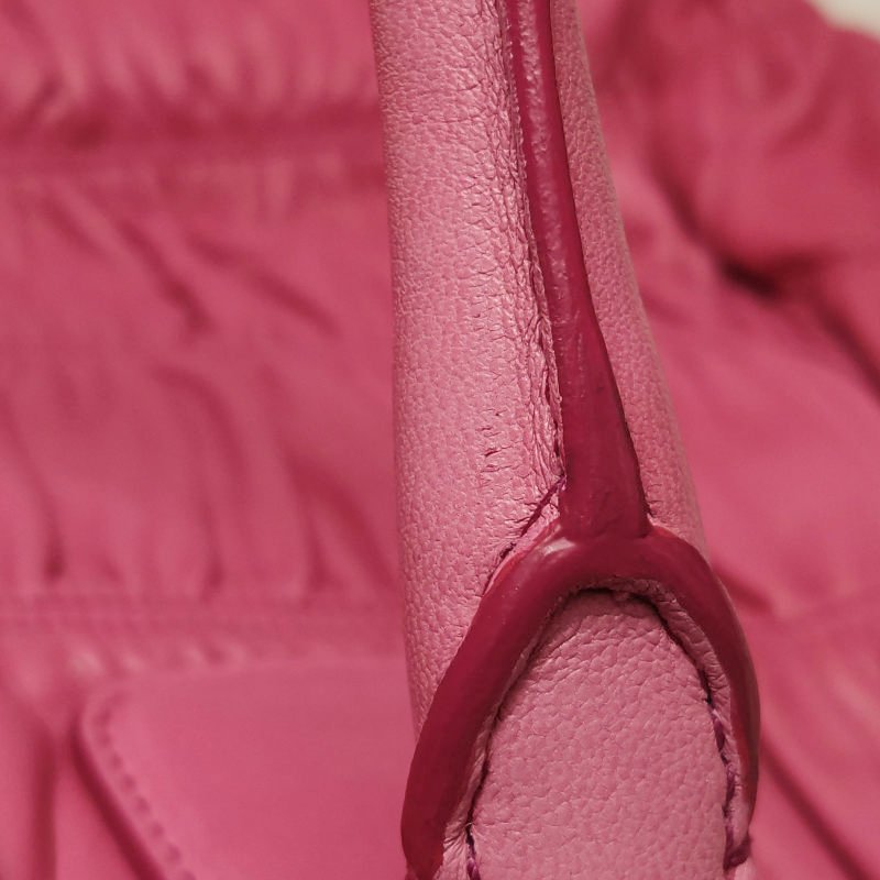 Prada Gaufire羊皮純色字母Logo褶皺斜挎包單肩包-14