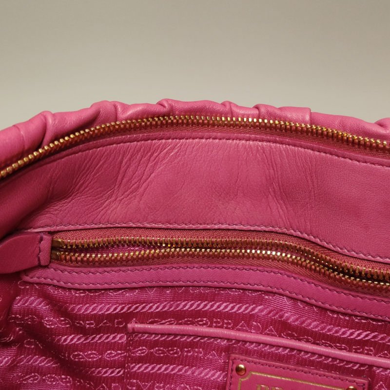 Prada Gaufire羊皮純色字母Logo褶皺斜挎包單肩包-16