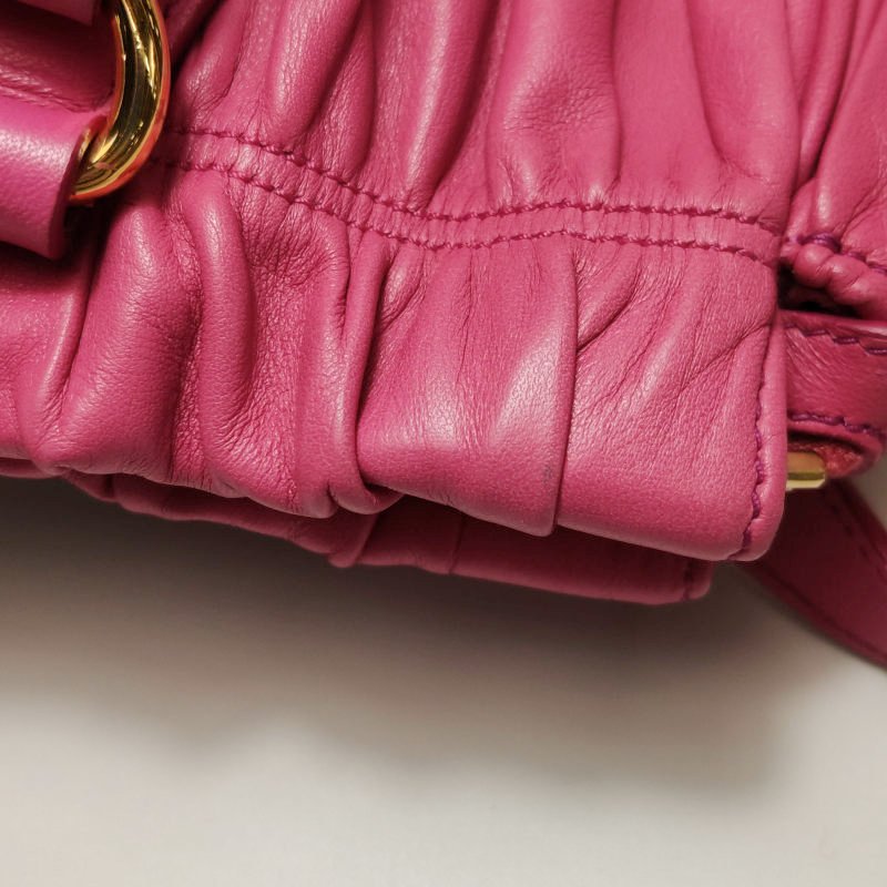 Prada Gaufire羊皮純色字母Logo褶皺斜挎包單肩包-18