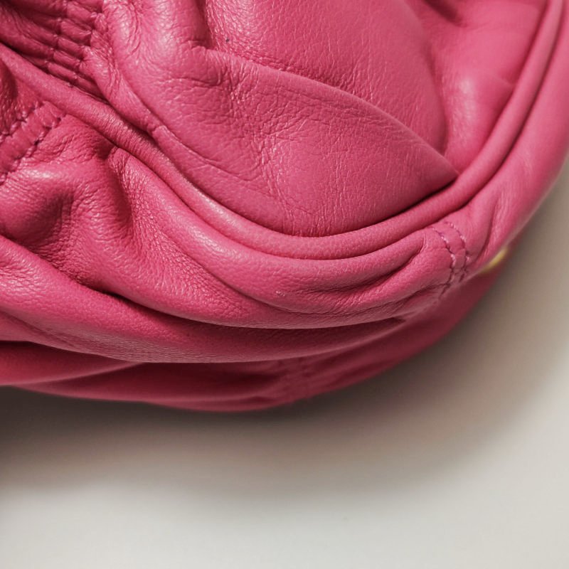 Prada Gaufire羊皮純色字母Logo褶皺斜挎包單肩包-20